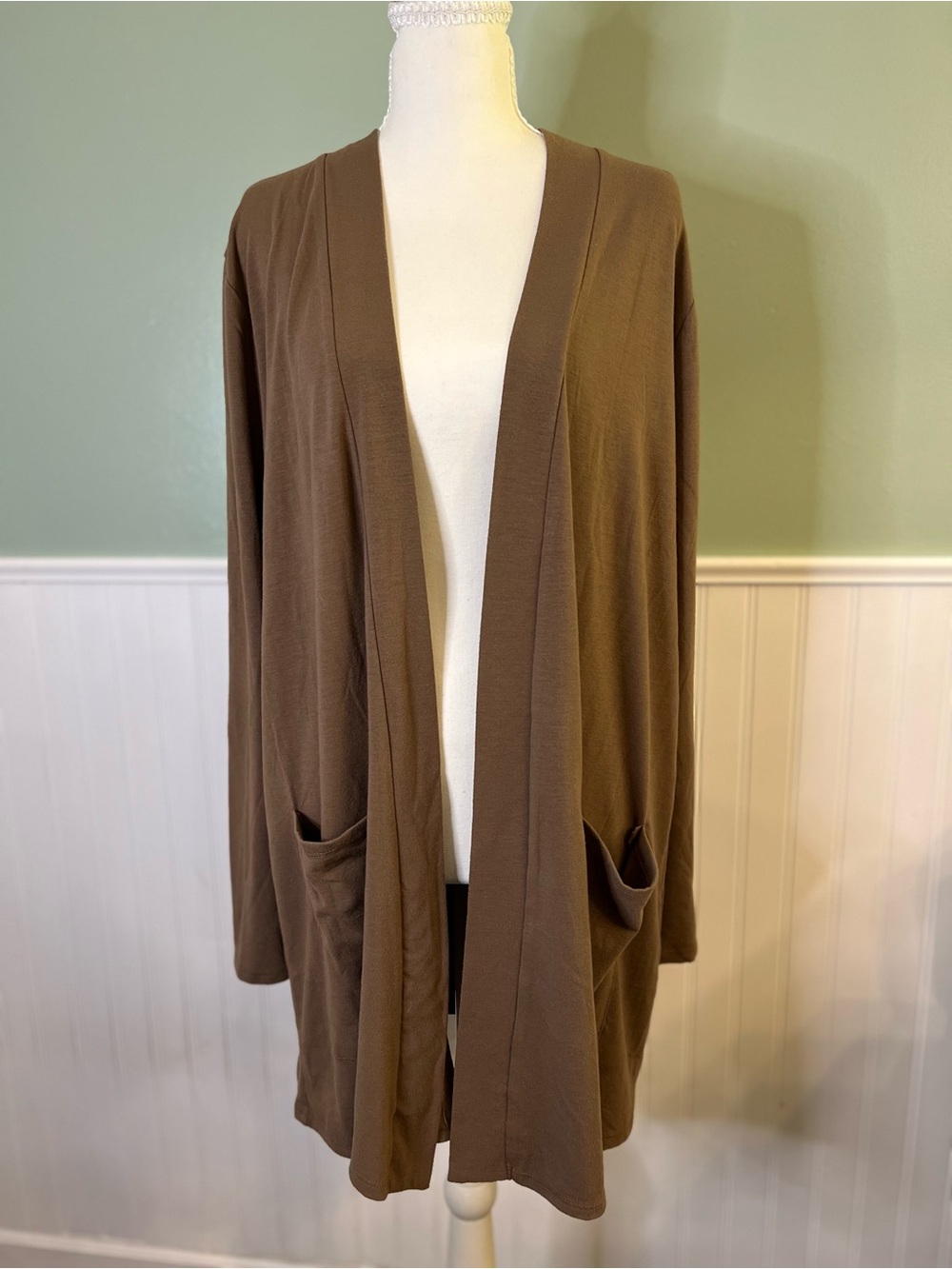 Zenana Outfitters Brown Open-Front Pocket Long Cardigan. Size 1X
